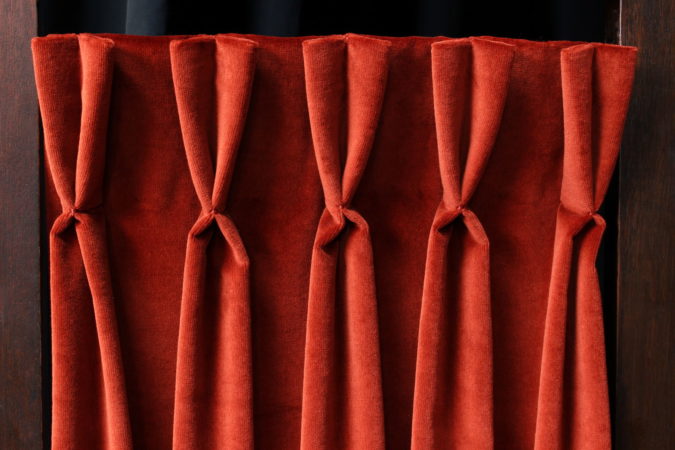 Tête de rideaux tapissière plis pincés double flamands tissu velours brique Métissage et matières