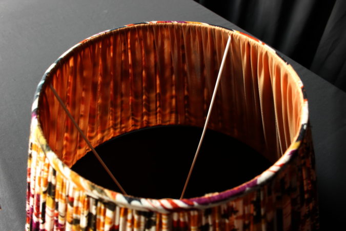 Abat-jour forme tambour cousu main plissé froncé tissu motifs Ikat Métissage et Matières
