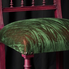 Chaise Style Henri II patinée tissu velours changeant vert et rouge éditeur Zimmer and Rohde Métissage et Matières