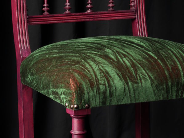 Chaise Style Henri II patinée tissu velours changeant vert et rouge éditeur Zimmer and Rohde Métissage et Matières