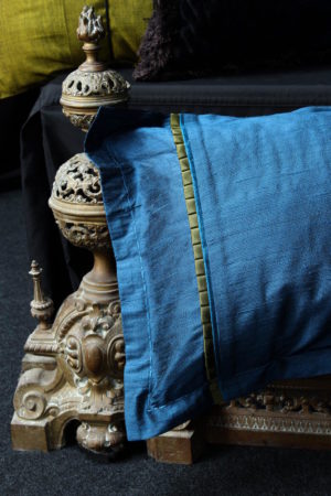 Coussin détail ambiance décoration soie doupion bleu canard Métissage et Matières