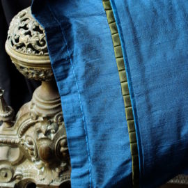 Coussin détail ambiance décoration soie doupion bleu canard Métissage et Matières