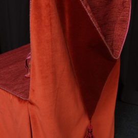 Housse de chaise siège originale à capuche tissu velours brique et finition passementerie gland Métissage et Matières Tapissière
