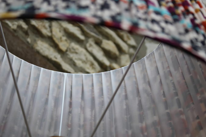 Lampadaire avec abat-jour cousu main plissé froncé tissu motifs Ikat Vernon Eure 27200 Métissage et Matières