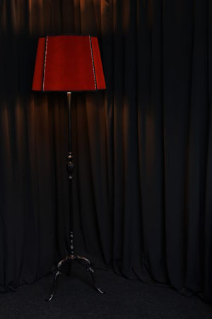 Lampadaire avec abat-jour forme carré alsacien style victorien en velours brique finition soutache et galon épi chanel Métissage et Matières