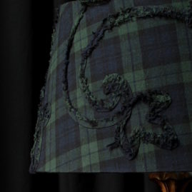 Lampe avec abat-jour forme tambour contrecollé tissu motif écossais brodé Métissage et Matières