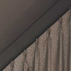 Décors particuliers rideaux pour fenêtre forme triangle triangulaire trapèze tête tapissière à plis pincés double Giverny Eure 27620 Métissage et Matières Tapissière