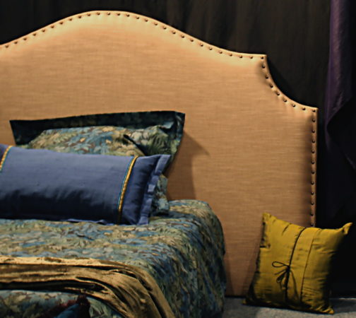 Tête de lit sur-mesure forme style chapeau de gendarme finition clous tapissier Yvelines 78270 Métissage et Matières