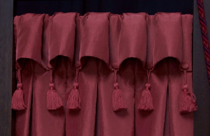 Tête de rideaux tapissière originale à godets inversés boutonnée suspendue sur tringle tissu taffetas bois de rose Métissage et Matières