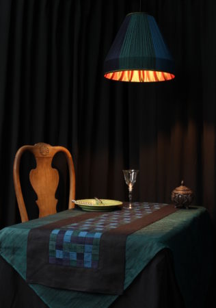 Ambiance mise en table tenture décorative tressée chemin de table technique meshwork avec bandes en soie doupion tressées bordées de lin noir Métissage et Matières