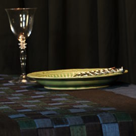Tenture décorative tressé chemin de table technique meshwork avec bandes en soie doupion tressées bordées de lin noir Métissage et Matières