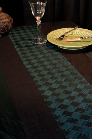 Tenture décorative tressé chemin de table technique meshwork avec bandes en soie doupion tressées bordées de lin noir Métissage et Matières