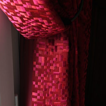 Rideaux tête tapissière tissu broderie pixel Camengo Tapissier tapissière Abat-jouriste Métissage et Matières Yvelines 78 Eure 27 Hauts-de-Seine 92 Paris 75