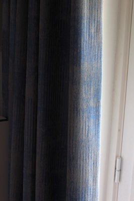 Rideaux sur-mesure tête tapissière plis cravate tissu bleu et gris Wind Tapissier tapissière Abat-jouriste Métissage et Matières Yvelines 78 Eure 27 Hauts-de-Seine 92 Paris 75